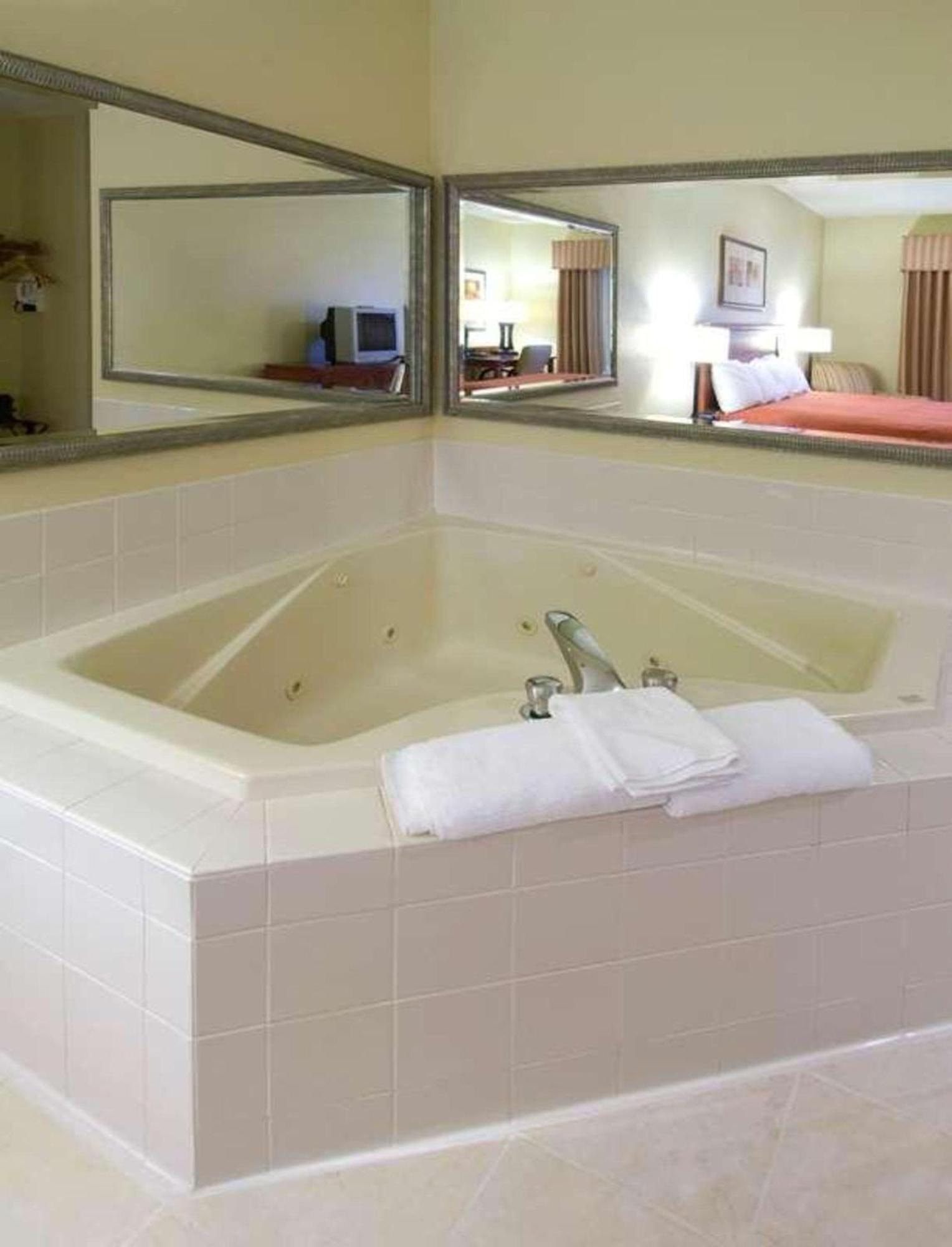 Country & By Radisson, Decatur, Il Decatur