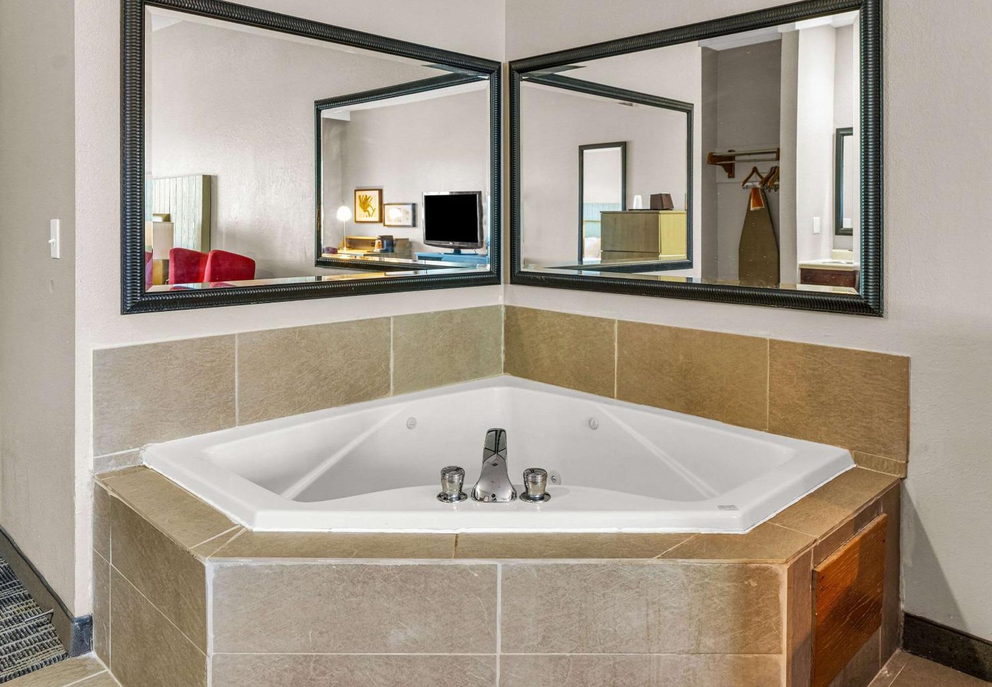 Country & By Radisson, Decatur, Il Hotel 3*