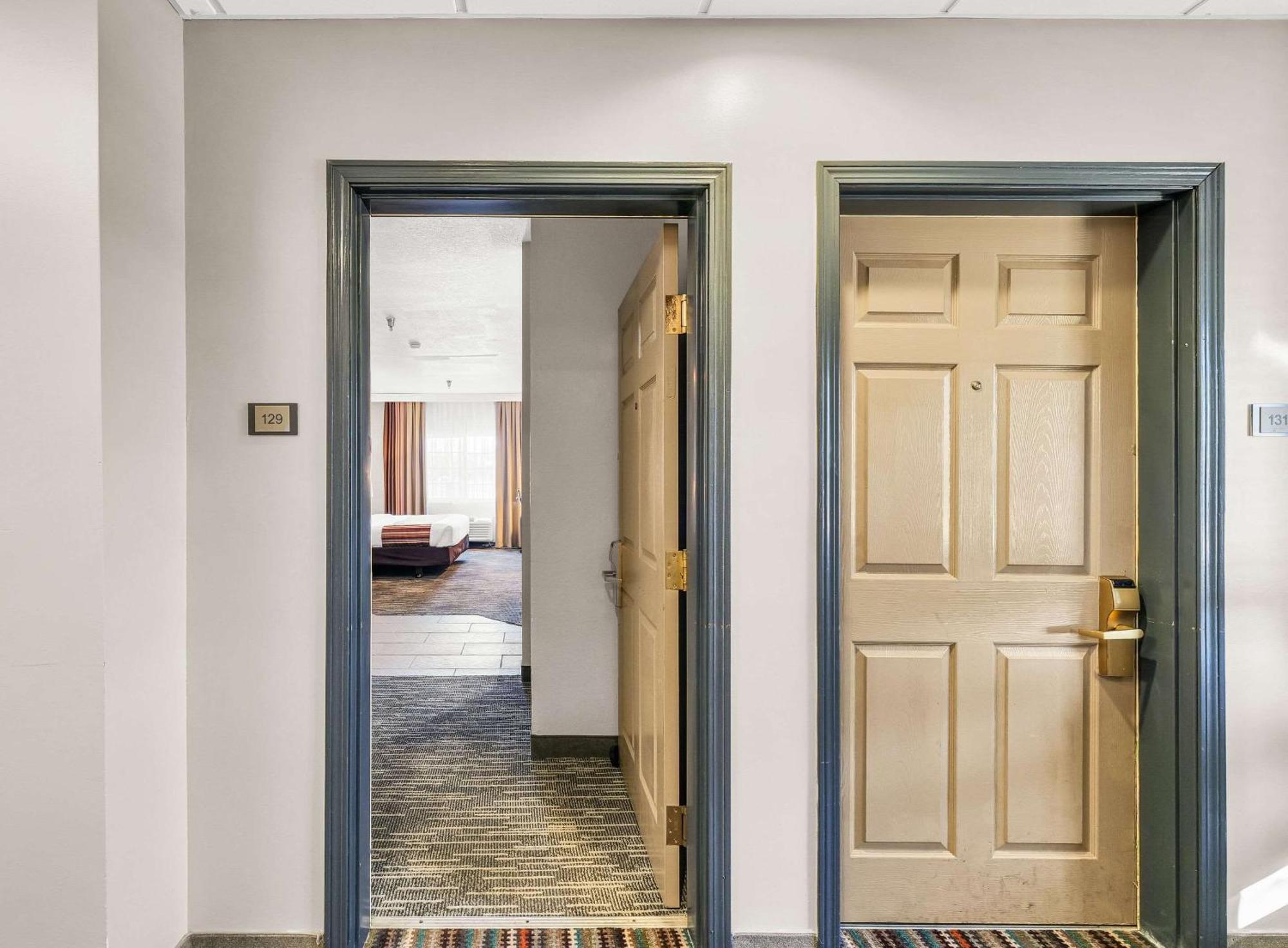 Country & By Radisson, Decatur, Il 3*