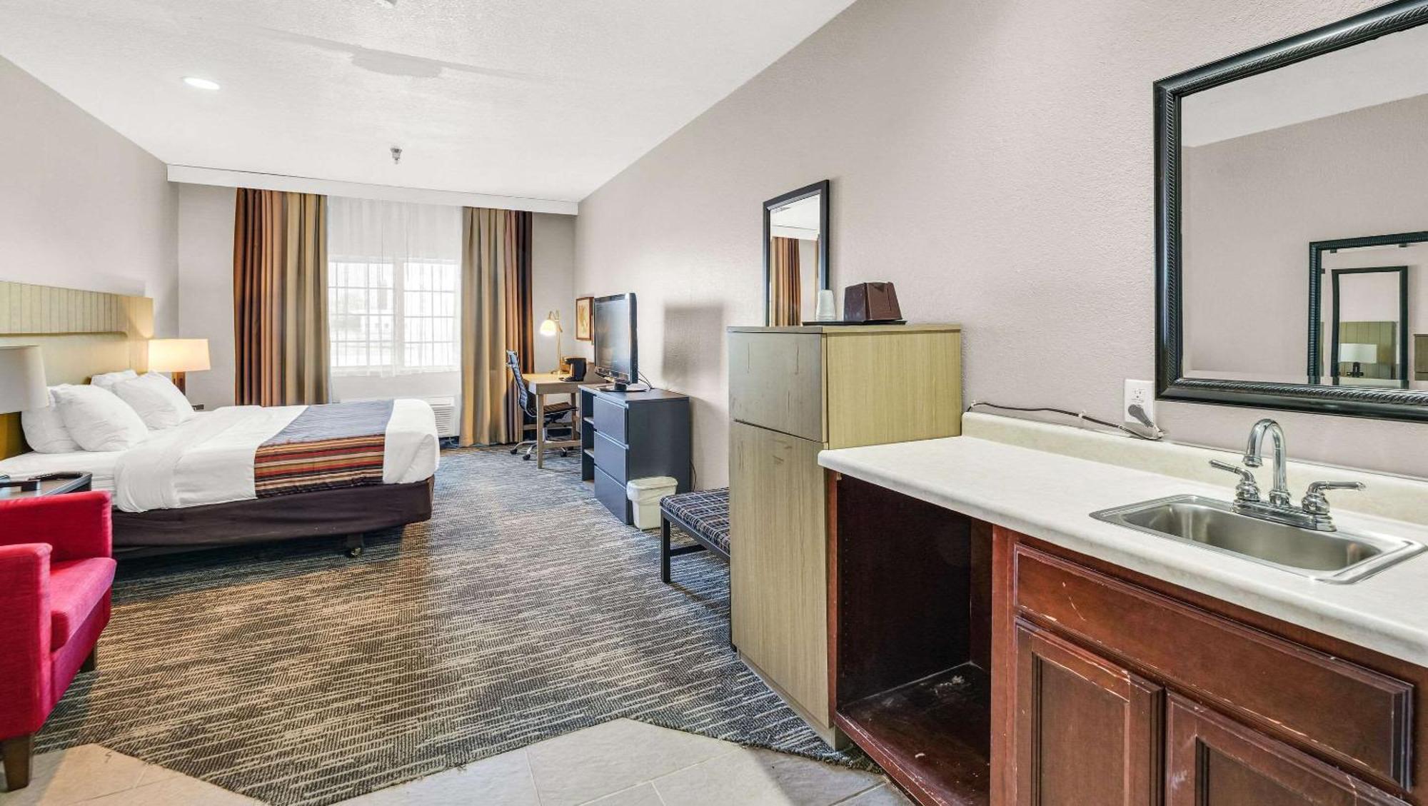 Country & By Radisson, Decatur, Il