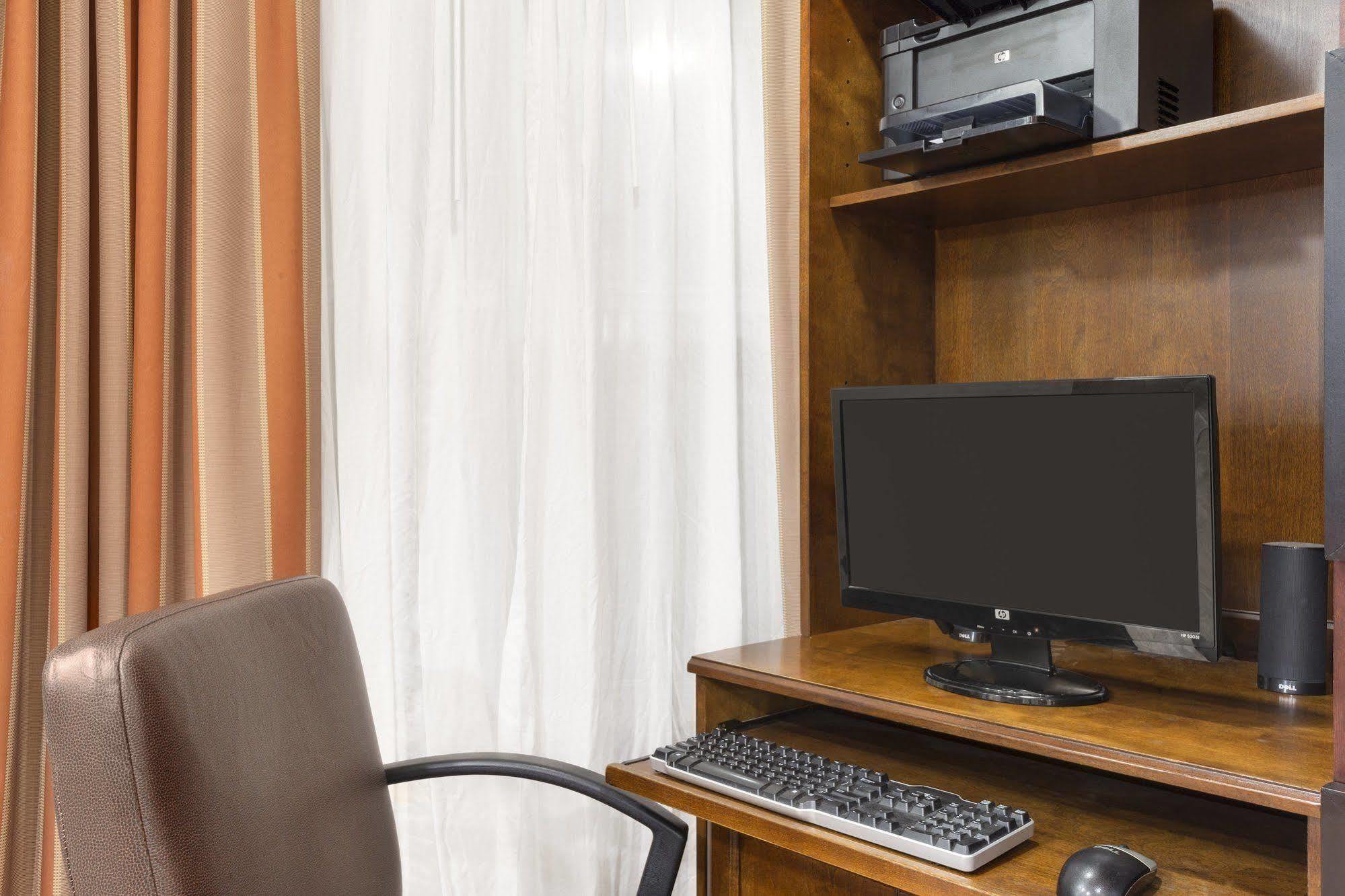 Country & By Radisson, Decatur, Il 3*